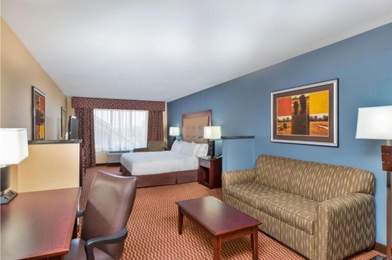 Holiday Inn Express - King Suite