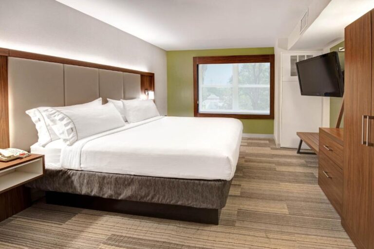 Holiday Inn Express - King Suite with Sofa Bed