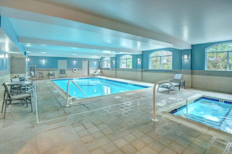 Holiday Inn Express - Pool and Hot Tub Area