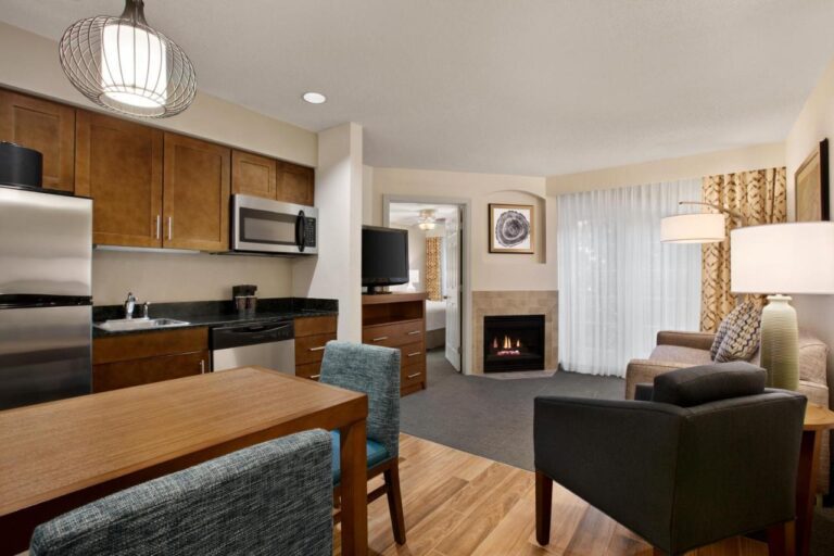 Homewood Suites by Hilton Kansas City Airport3