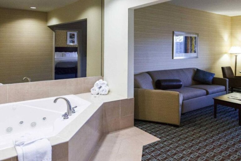 Hotels with Hot Tubs (18)