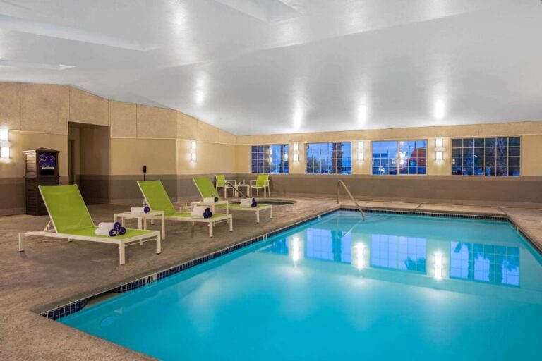 La Quinta Inn & Suites - Pool Area with Hot Tub