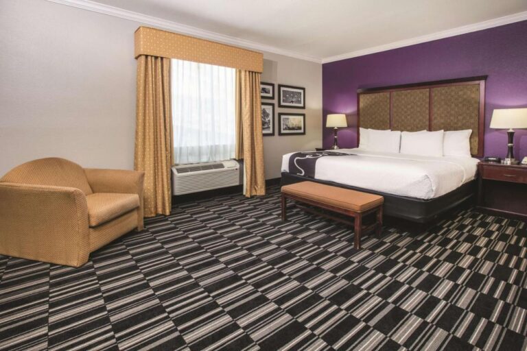 La Quinta by Wyndham Dallas South-DeSoto with indoor pool in dallas 2 3