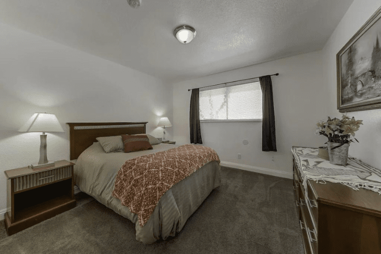 Large 4 Bd Home Near The Strip - Bedroom