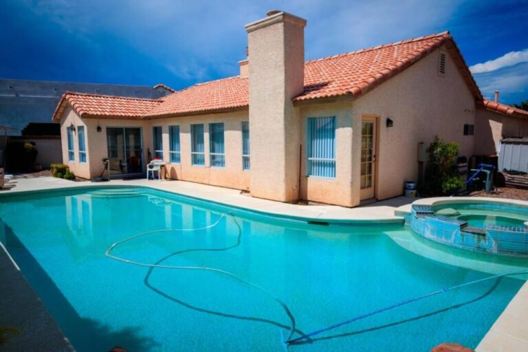 Luxury 1900 SQ FT House - Pool Area