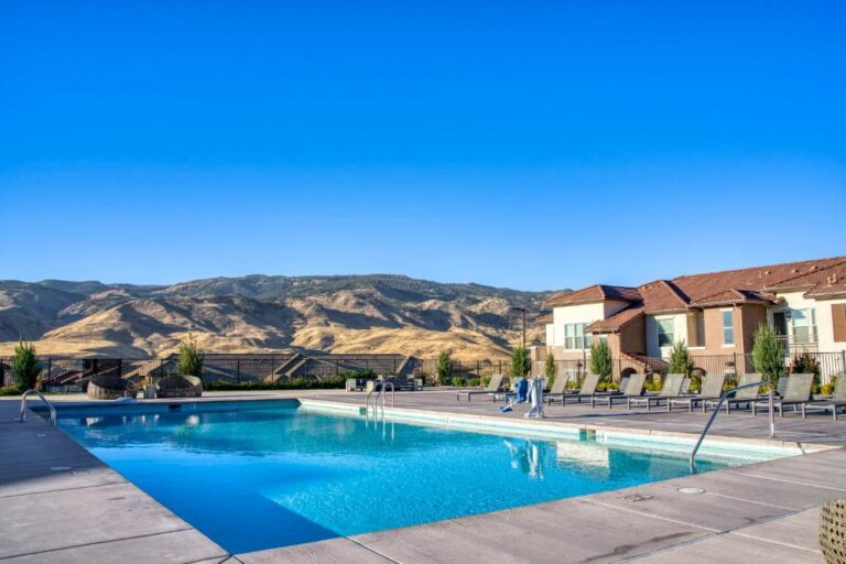 Luxury Retreat - Pool View
