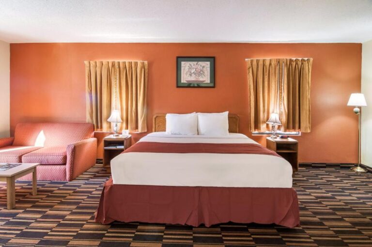 Red Carpet Inn Newark - King Room with Spa Bath - Deluxe King Room
