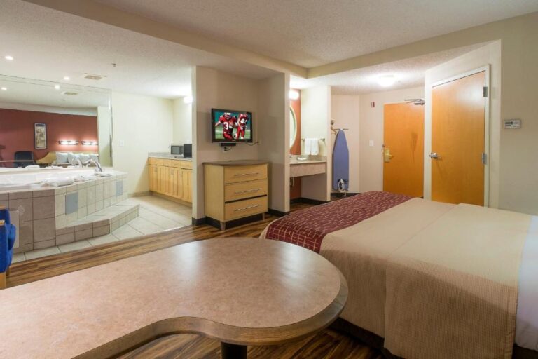 Red Roof Inn & Suites Philadelphia - Suite King with Spa Bath