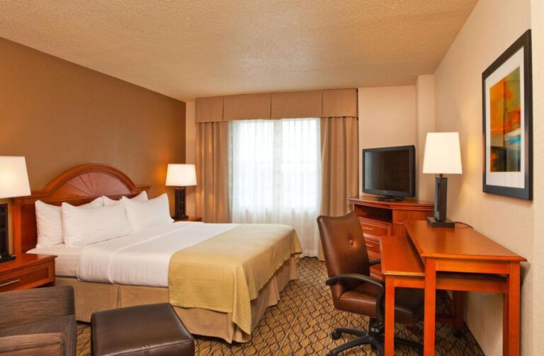 Sonesta Atlanta Airport South with indoor pool in atlanta 4