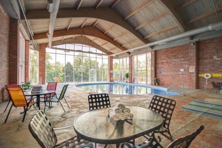 Southern Oaks Inn Near IMAX with indoor pool in branson