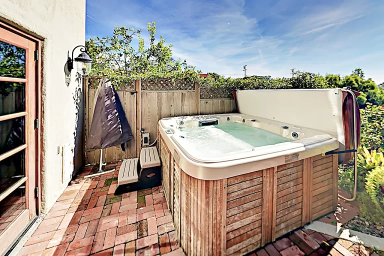 Sunny San Diego Gem with hot tub for romantic getaway