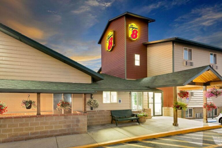 Super 8 by Wyndham - Front View