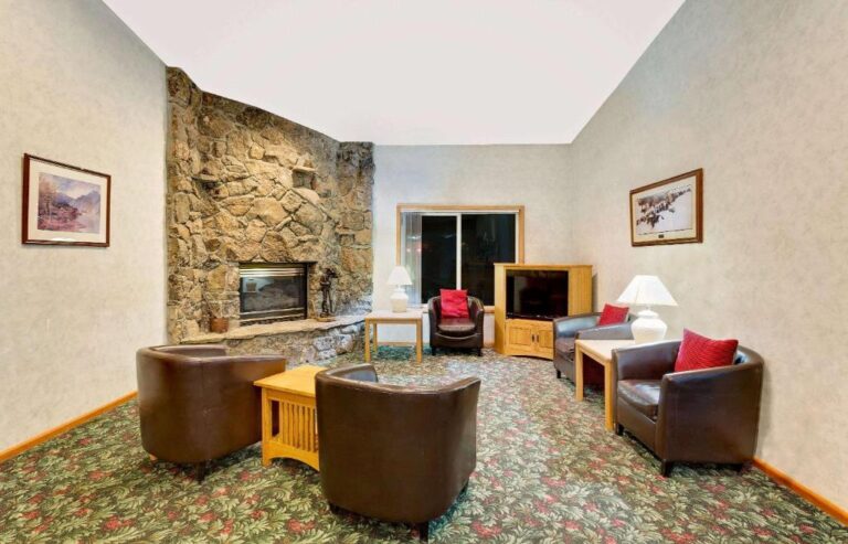 Super 8 by Wyndham - Lounge Area