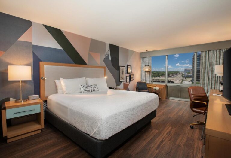 The Beeman Hotel with indoor pool in dallas 2