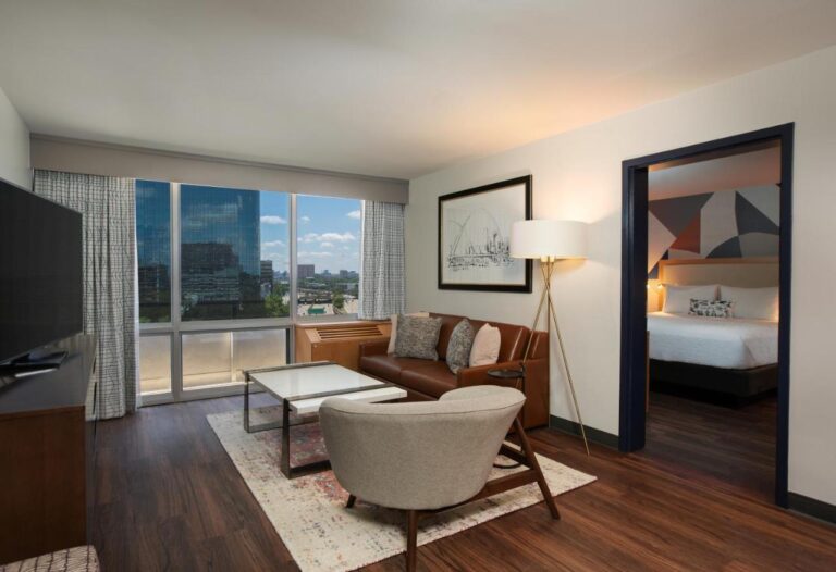 The Beeman Hotel with indoor pool in dallas 5