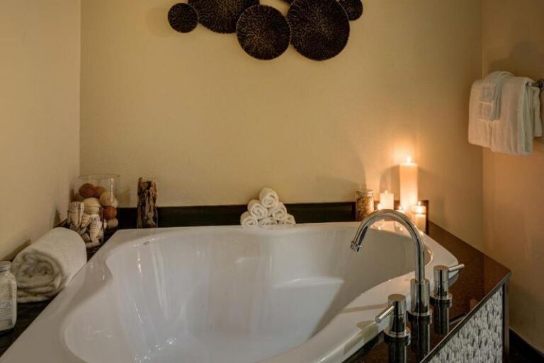 The Garrison Hotel & Suites- Room with Deep Soaking Tub