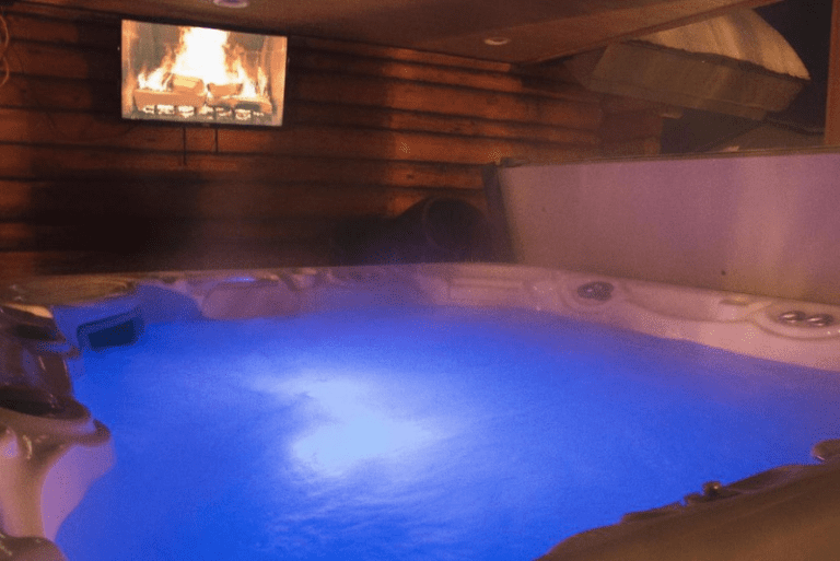 The Roost Lodge - Hot Tub Area