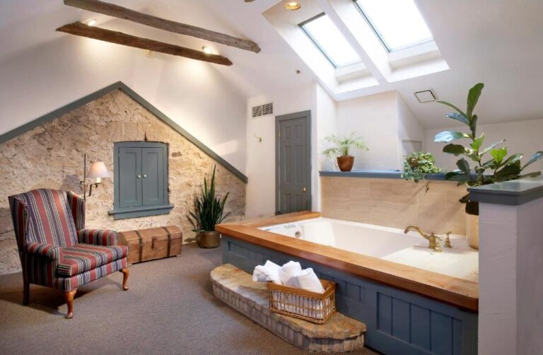 Washington House Inn suite with spa tub