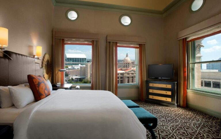 honeymoon suites at Hotel ICON in houston
