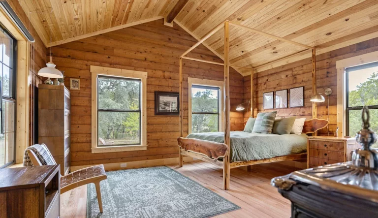 honeymoon suites at Romantic Log Cabin in houston