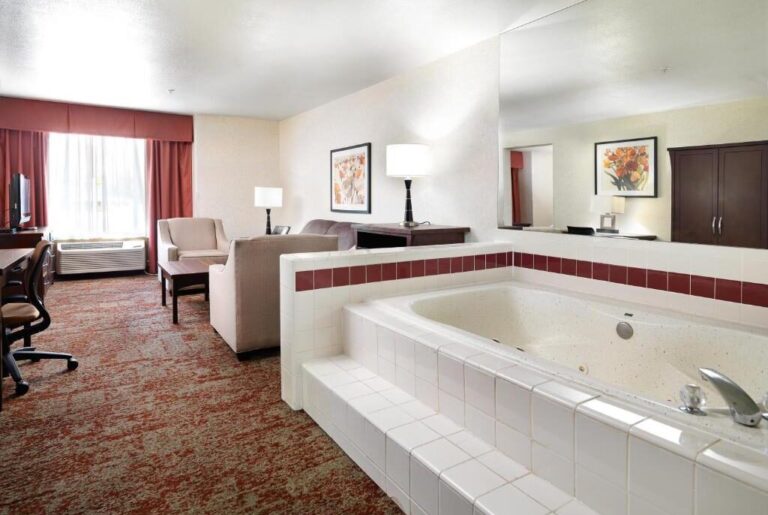 honeymoon suites in salt lake city at Crystal Inn Hotel & Suites