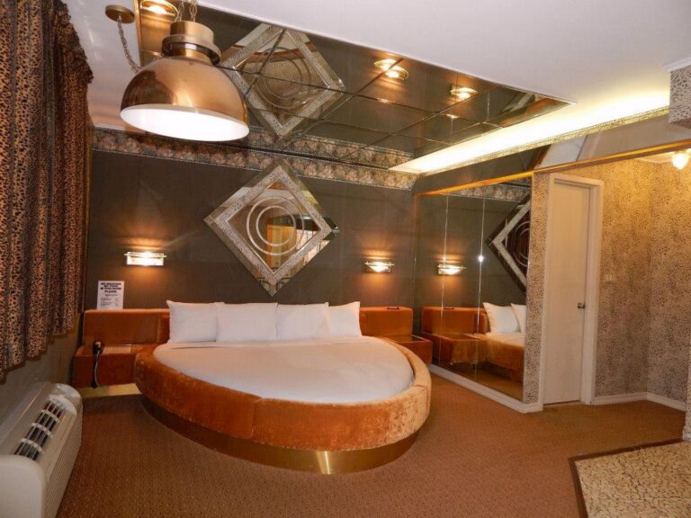 love hotels for couples at Commack Motor Inn in nyc