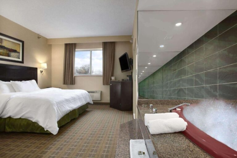 love hotels for couples in nyc at Ramada by Wyndham Bronx
