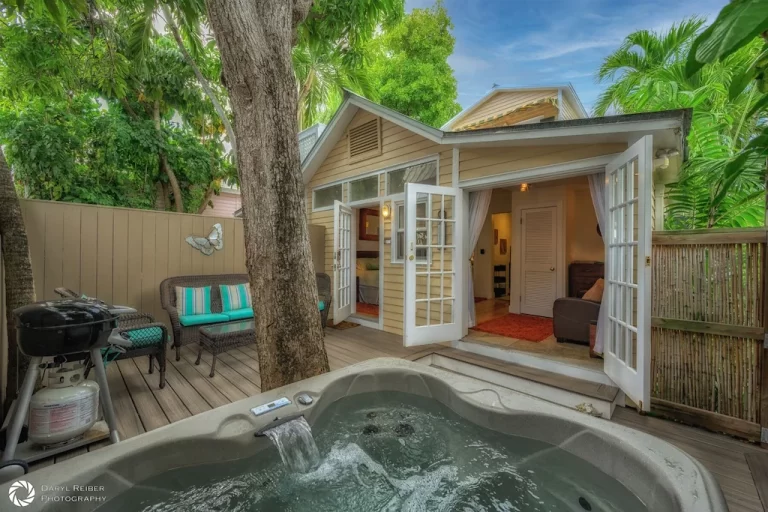 romantic hotels at Mango Hideaway at the Eyebrow House in key west