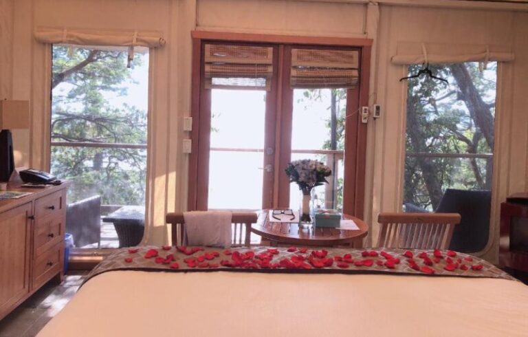 romantic hotels in vancouver at Rockwater Secret Cove Resort
