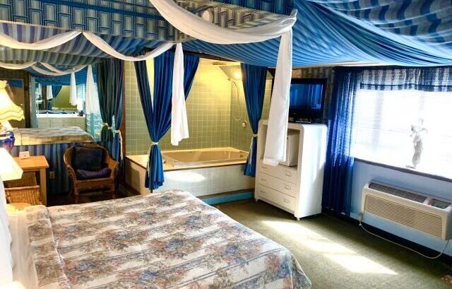 romantic hotels in wiconsin dells at Don Q Inn