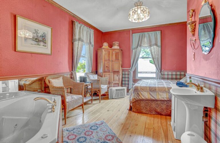 romantic hotels in wisconsin dells at White Rose Inns & Motel