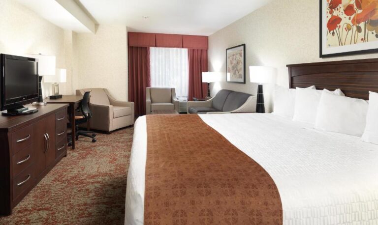 salt lake city honeymoon suites at Crystal Inn Hotel & Suites