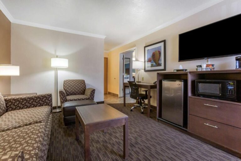 Best Western Airport - One-Bedroom King Suite with Spa Bath 2
