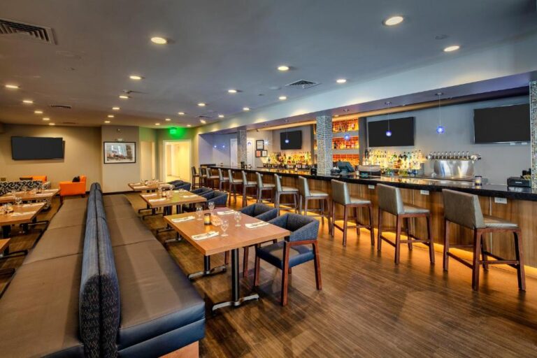 Collegian Hotel & Suites in Syracuse - Restaurant and Bar