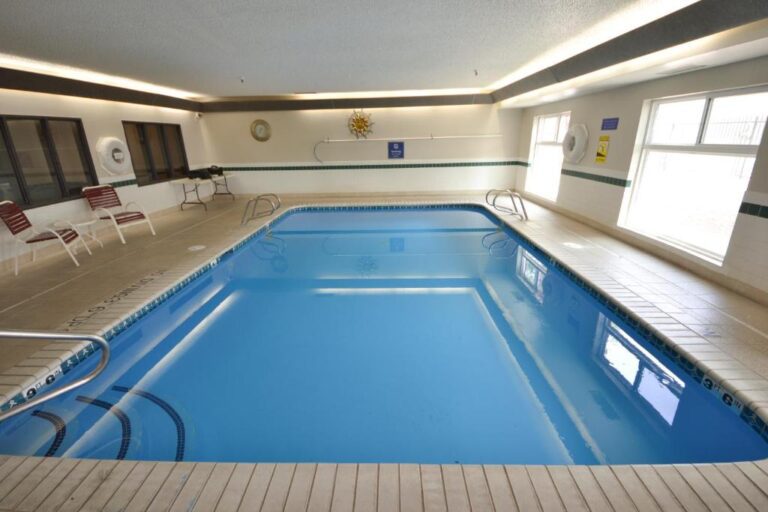 Days Inn & Suites - Indoor Pool