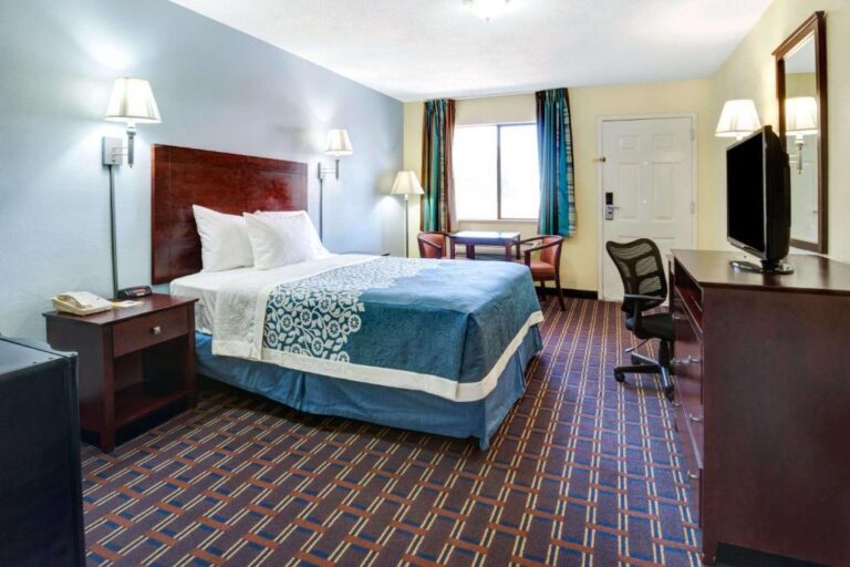 Days Inn by Wyndham - King Room with Pool View