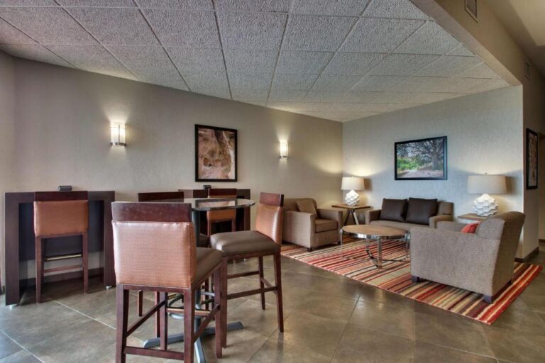 Drury Inn & Suites - Lounge Area