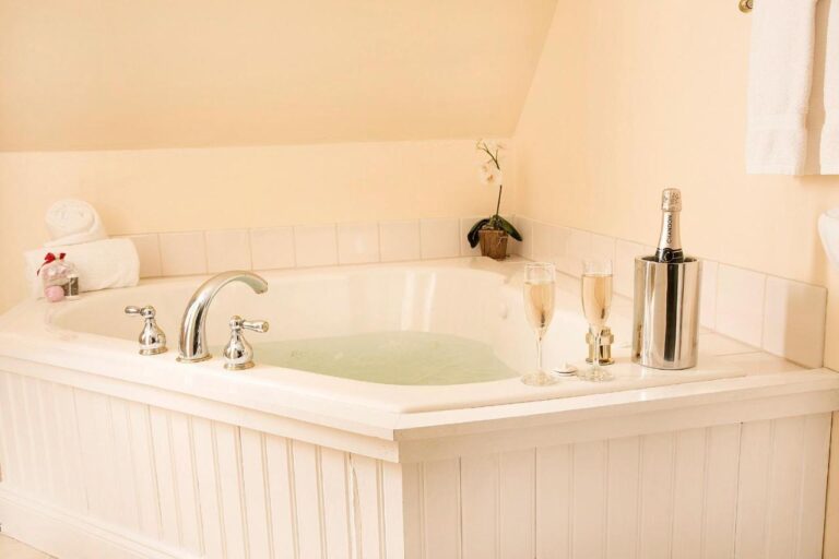 Glynn House Inn themed suites with spa bath in nh