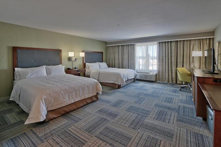 Hampton Inn & Suites - Room with Queen Beds