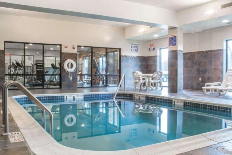 Hotels with In-Room Hot Tub in Syracuse