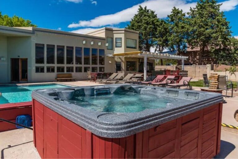 Private Home with Hot Tub 2