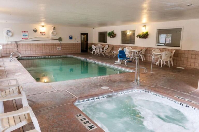 Quality Suites Albuquerque - Indoor Pool Area with Hot Tub