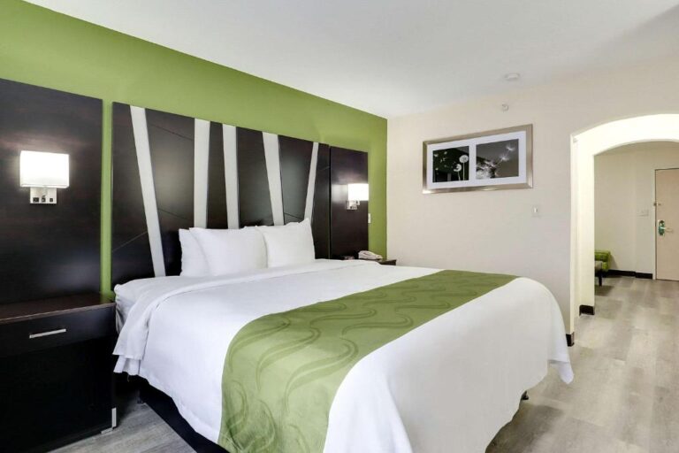 Quality Suites Albuquerque - One-Bedroom King Suite