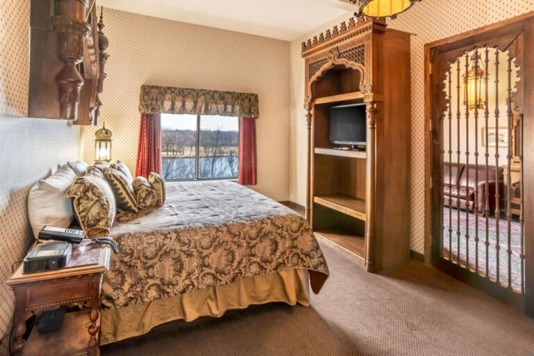 Riverview Inn & Suites fantasy suite in illinois