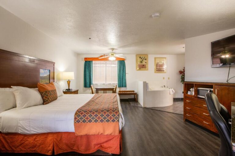 Sandia Peak Inn - King Suite with Spa Bath