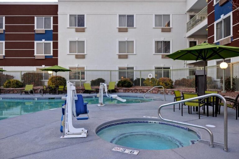 SpringHill Suites - Outdoor Hot Tub
