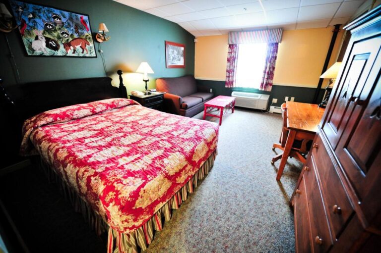 The Common Man new hampshire themed rooms