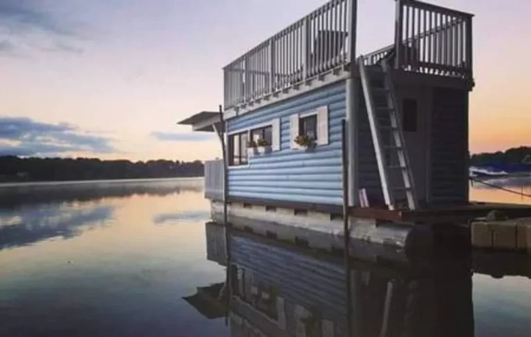 The Houseboat illinois fantasy getaway