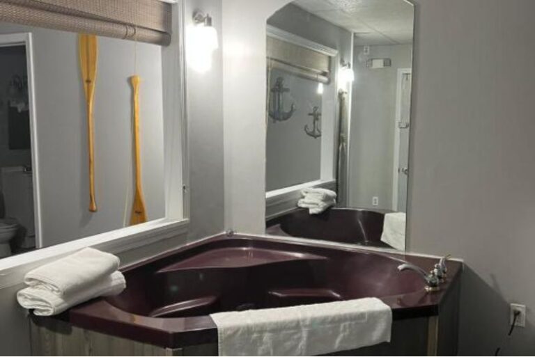 deluxe suite with spa bath in room