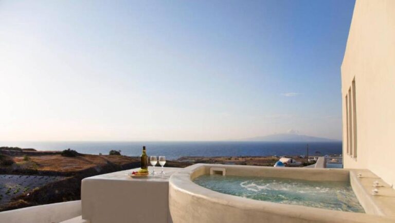 honeymoon suites at Aplai Dome in santorini